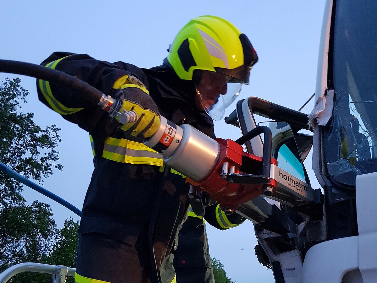 Übung Menschenrettung aus LKW FF Ardagger Markt